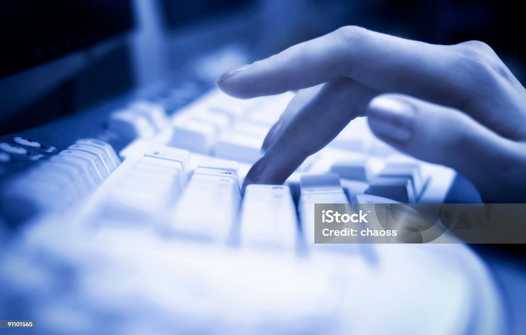 Trabalhando no teclado com coloração azul - Foto de stock de Acessório royalty-free