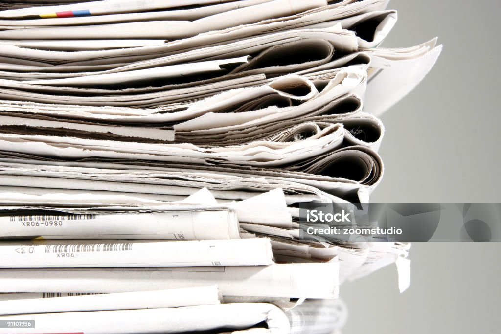 Pila di giornali - Foto stock royalty-free di Articolo