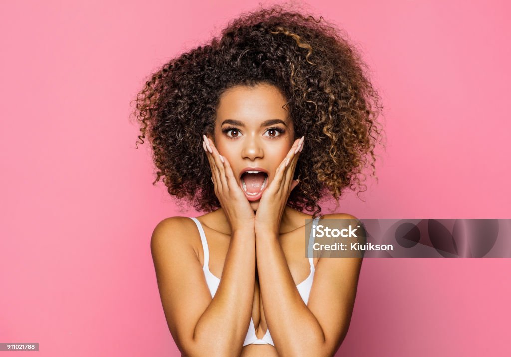 Schöne afrikanische amerikanische weibliche Modell - Lizenzfrei Überraschung Stock-Foto