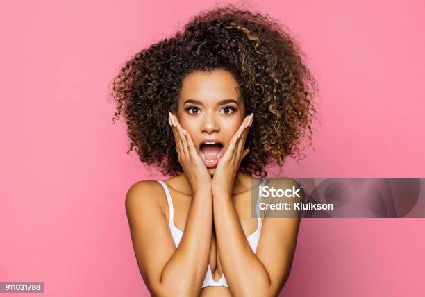 Schöne Afrikanische Amerikanische Weibliche Modell Stockfoto und mehr Bilder von Überraschung - Überraschung, Frauen, Eine Frau allein