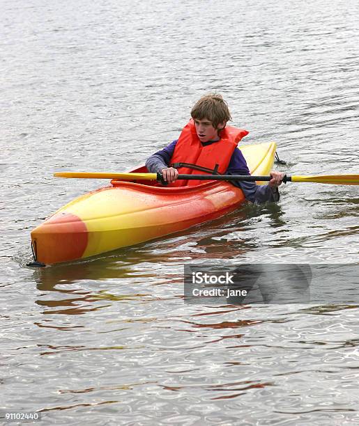 Foto de Menino Andando De Caiaque e mais fotos de stock de Caiaque - Barco a remo - Caiaque - Barco a remo, Adolescente, Adolescência