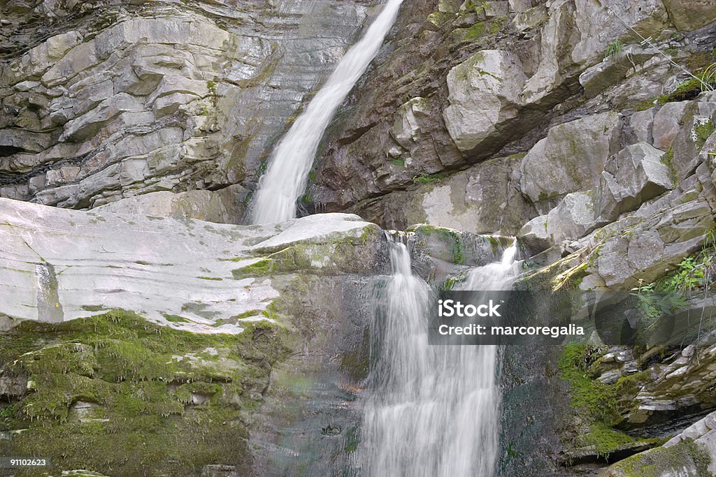 Casal cachoeira e pedras - Foto de stock de Cascata royalty-free