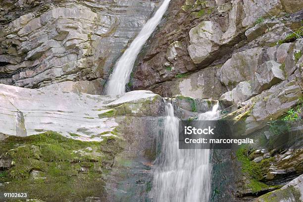 Foto de Casal Cachoeira E Pedras e mais fotos de stock de Cascata - Cascata, Dois Objetos, Escorregadio