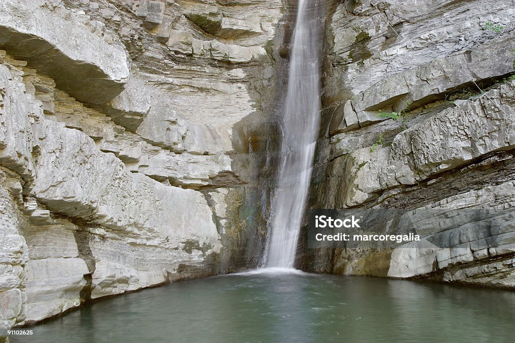 Cascada y rocas - Foto de stock de Agua libre de derechos