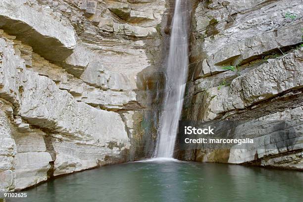 Cascada Y Rocas Foto de stock y más banco de imágenes de Agua - Agua, Catarata, Color - Tipo de imagen