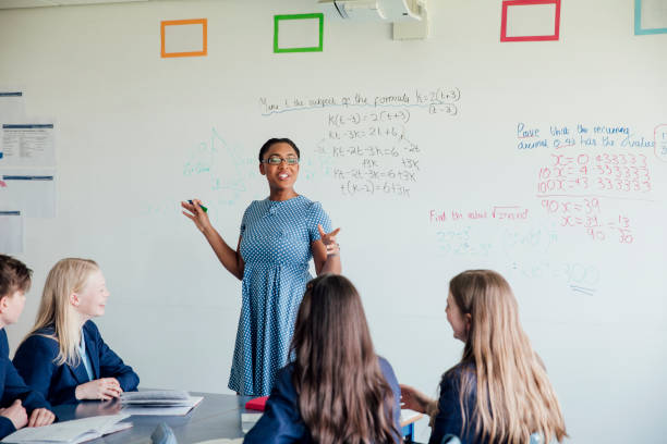 クラスを教える - england talking classroom education ストックフォトと画像