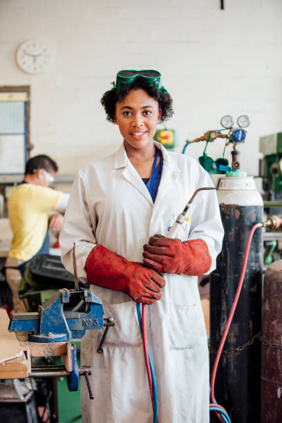 schaft in der schule - welder manual worker african descent steel worker stock-fotos und bilder