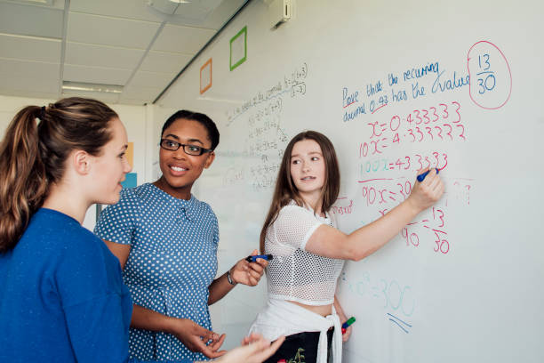 asking questions in class - whiteboard education school university imagens e fotografias de stock