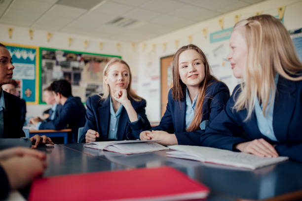 talking in class - adolescence teenager high school student teenagers only imagens e fotografias de stock