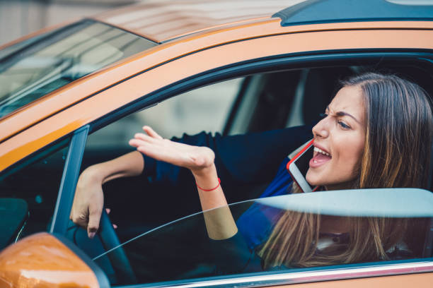 donna furiosa bloccata in ingorgo - driving mobile phone car talking foto e immagini stock