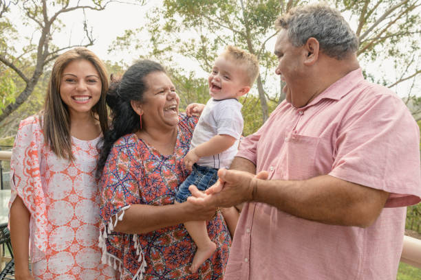 retrato de tres generaciones la familia aborigen - minority fotografías e imágenes de stock