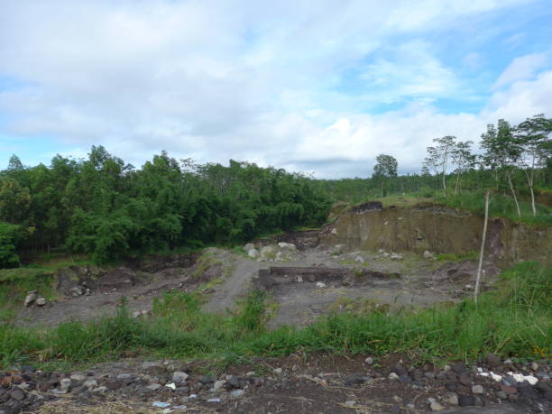 sandbergwerk in der nähe von mt merapi, indonesien - mt merapi stock-fotos und bilder