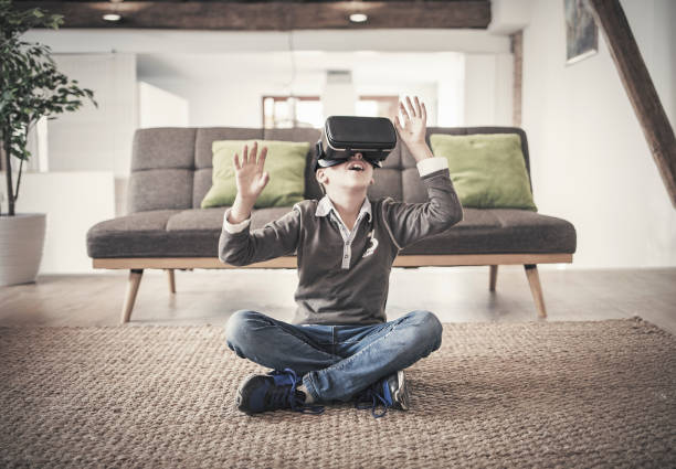 ребенок, использующий виртуальные очки на чердаке - child discovery surprise playing стоковые фото и изображения