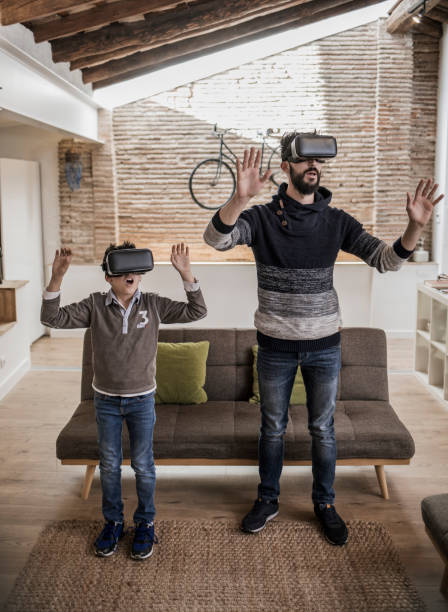 padre e hijo con gafas virtuales en loft - child discovery surprise playing fotografías e imágenes de stock