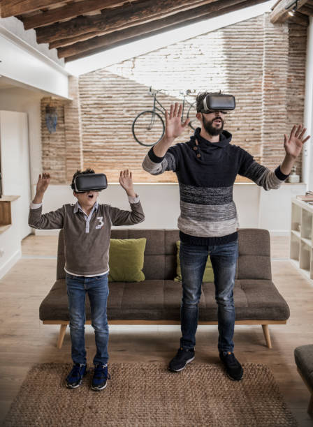 отец и сын в виртуальных очках на чердаке - child discovery surprise playing стоковые фото и изображения