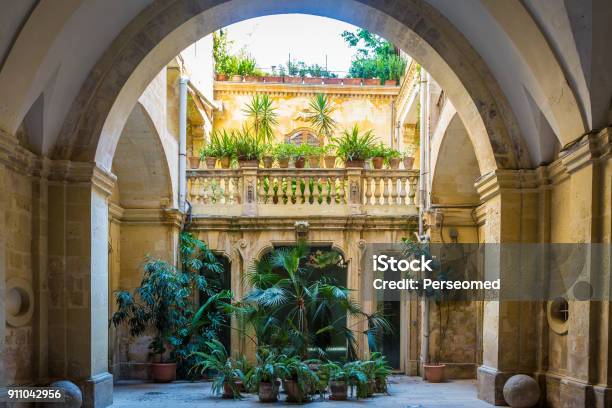 Ingresso Villa Italiana - Fotografie stock e altre immagini di Villa - Villa, Italia, Lusso