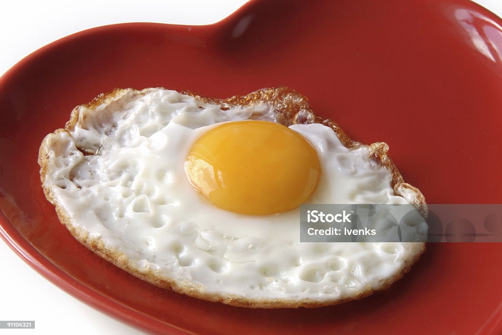 Tradicional de huevo frito en forma de corazón placa - Foto de stock de Actividad de fin de semana libre de derechos