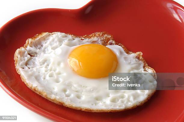 Tradicional De Huevo Frito En Forma De Corazón Placa Foto de stock y más banco de imágenes de Actividad de fin de semana