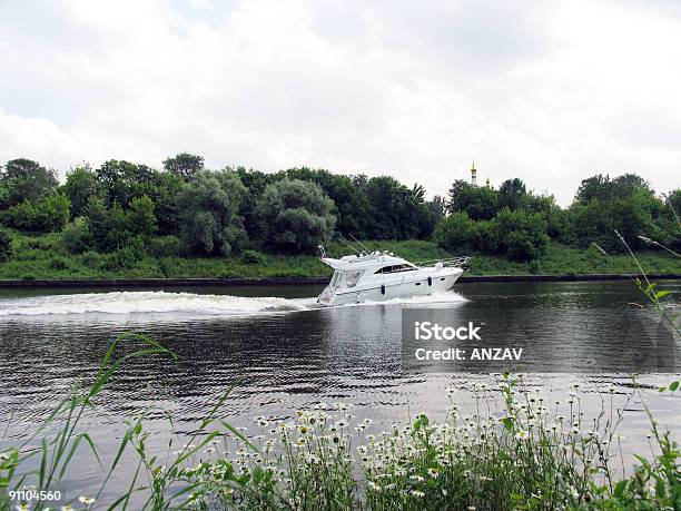 Barco Branco - Fotografias de stock e mais imagens de Ao Ar Livre - Ao Ar Livre, Barco a Motor - Embarcação de Lazer, Baía