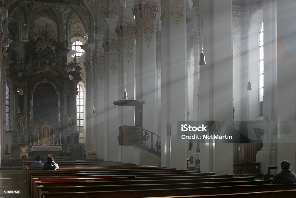 Interior de uma igreja com sunbeams da Bavária - Foto de stock de Altar royalty-free