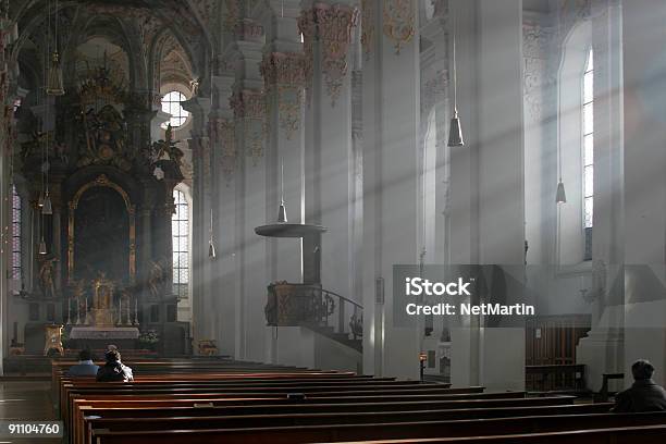 Foto de Interior De Uma Igreja Com Sunbeams Da Bavária e mais fotos de stock de Altar - Altar, Banco - Assento, Catolicismo