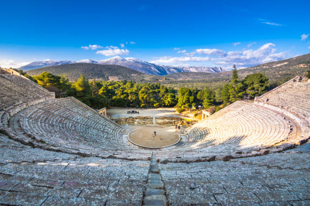 el antiguo teatro de epidauro (o "epidauro"), la prefectura argolida, peloponeso, grecia. - amphitheater fotografías e imágenes de stock