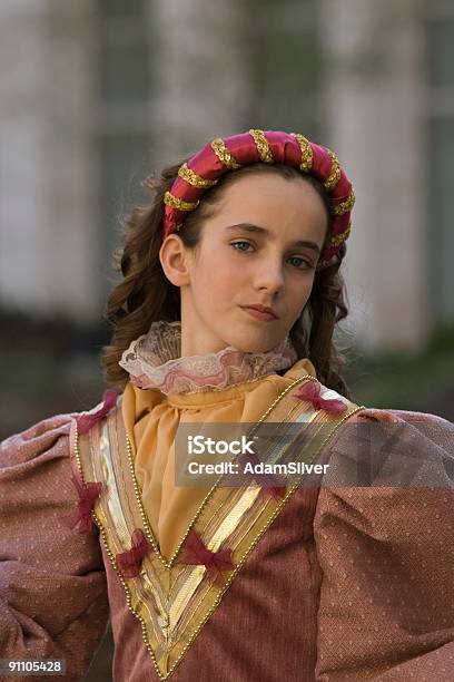 Photo libre de droit de Jeune Princesse En Robe Médiévale Âge Dor En Espagnol banque d'images et plus d'images libres de droit de Style du XVIIème siècle