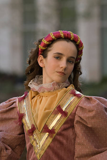 jovem princesa em vestido medieval (espanhol idade de ouro - 17th century style imagens e fotografias de stock