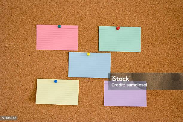 Цветной Карточки На Corkboard — стоковые фотографии и другие картинки Карточка с буквами - Карточка с буквами, Полосатый, Абстрактный