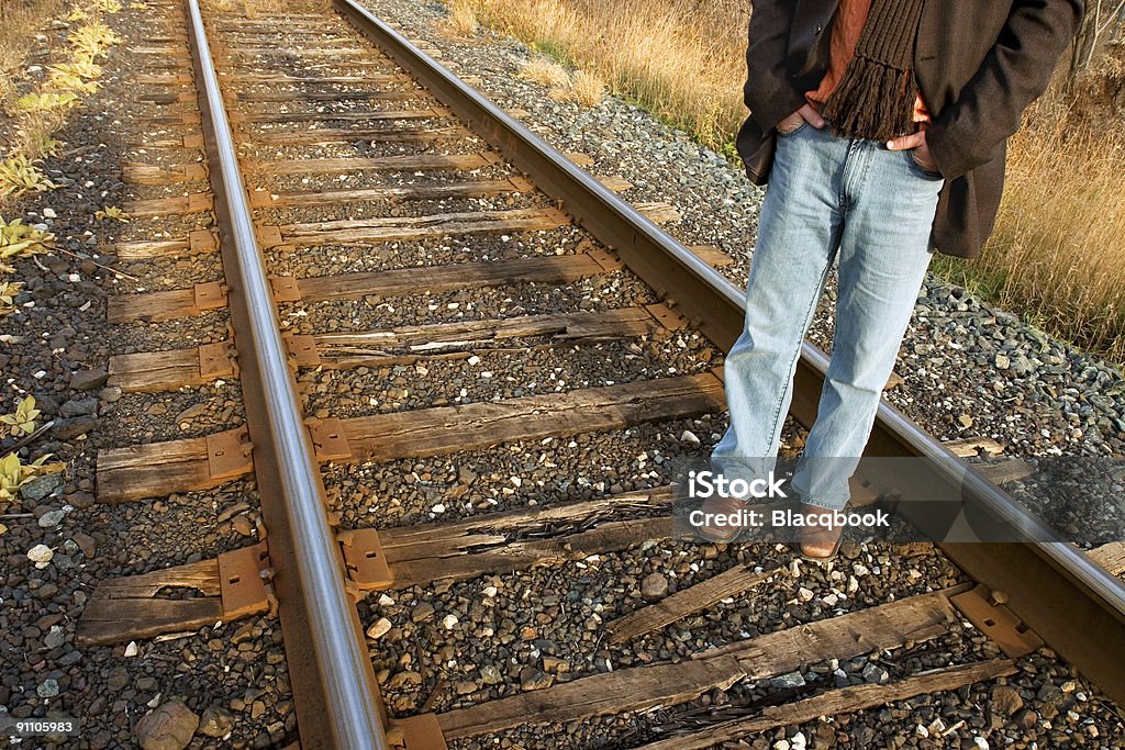 Człowiek stojący na pociąg śledzi - Zbiór zdjęć royalty-free (Blezer)
