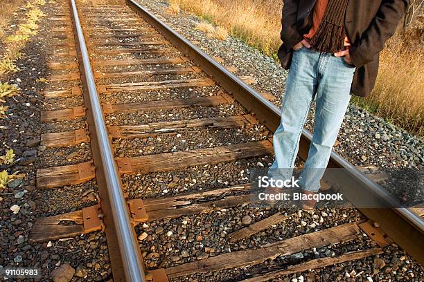 Człowiek Stojący Na Pociąg Śledzi - zdjęcia stockowe i więcej obrazów Blezer - Blezer, Codzienne ubranie, Dorosły
