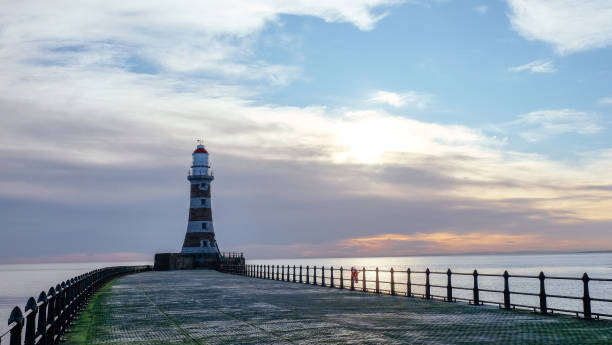 faro di roker - sunderland foto e immagini stock