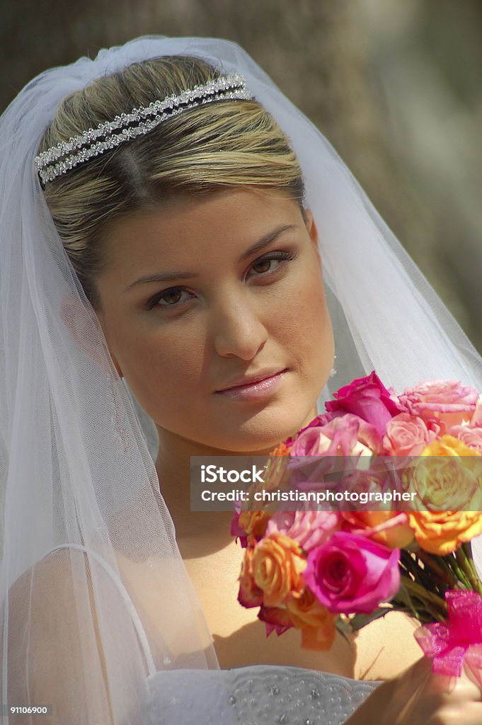 Sposa e Bouquet - Foto stock royalty-free di Abbigliamento formale