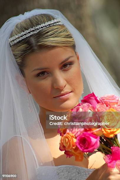 Sposa E Bouquet - Fotografie stock e altre immagini di Abbigliamento formale - Abbigliamento formale, Abito da sposa, Adulto