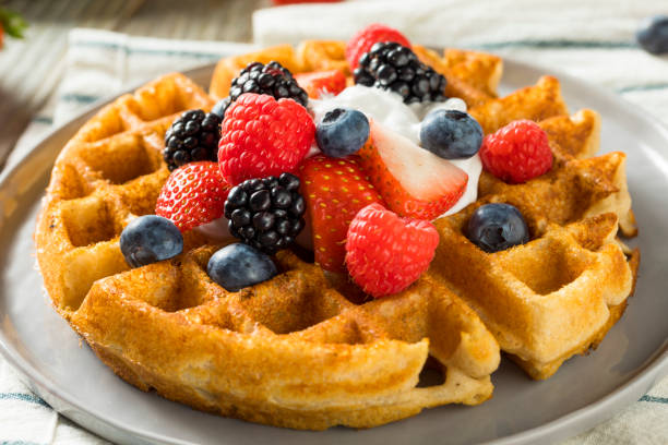 waffle belga dulce baya caseros - waffle belgian waffle breakfast fruit fotografías e imágenes de stock