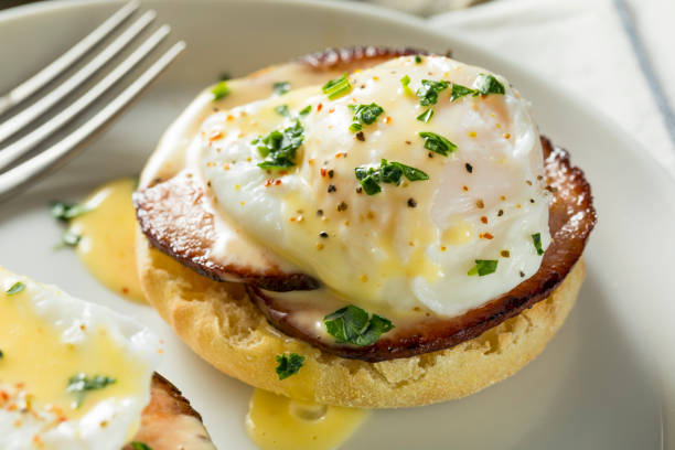 homemade eggs benedict with bacon - hollandaise sauce imagens e fotografias de stock