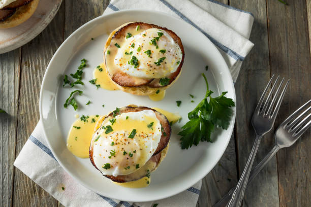 베이컨으로 만든 달걀 베네딕트 - breakfast bacon eggs toast 뉴스 사진 이미지