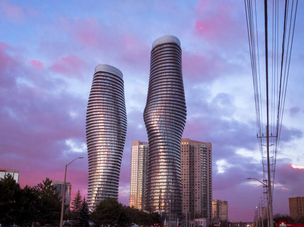 torres de absoluto en mississauga con puesta de sol en telón de fondo - mississauga fotografías e imágenes de stock