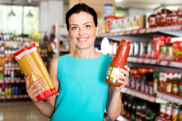 istock Female in the shop holding spaghetti 911115762