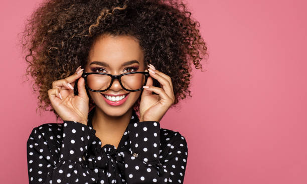bela modelo americano africano - glasses women smiling human face - fotografias e filmes do acervo
