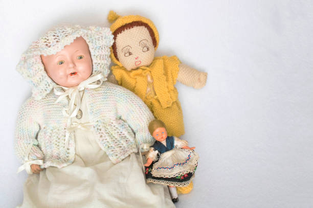 trzy zabytkowe i zabytkowe lalki na białym tle - brooch antique cameo jewelry zdjęcia i obrazy z banku zdjęć