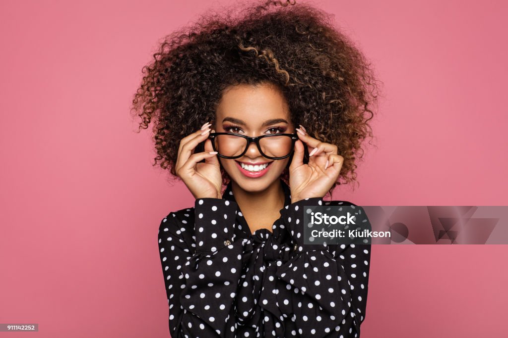 Hermosa modelo afroamericana - Foto de stock de Gafas libre de derechos