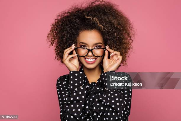 Hermosa Modelo Afroamericana Foto de stock y más banco de imágenes de Gafas - Gafas, Mujeres, Una sola mujer