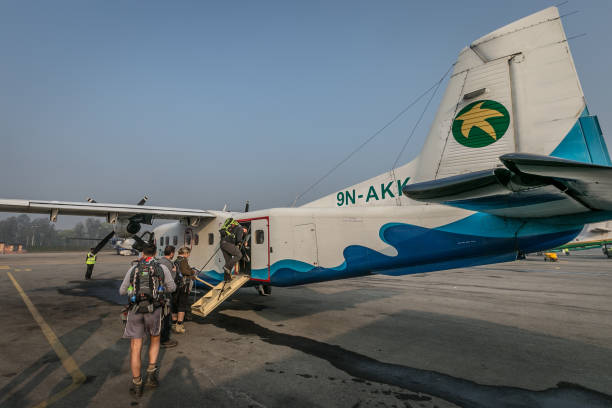 gens d’embarquer le petit avion à katmandou pour se rendre à l’aéroport de lukla, népal - lukla photos et images de collection