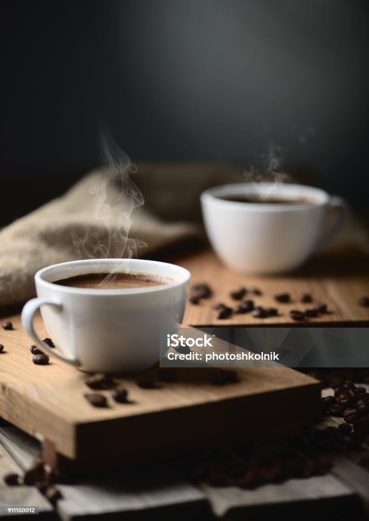 Tazas de café y granos de café - Foto de stock de Café - Bebida libre de derechos