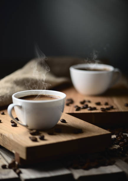 tazze da caffè e chicchi di caffè - espresso table coffee cafe foto e immagini stock
