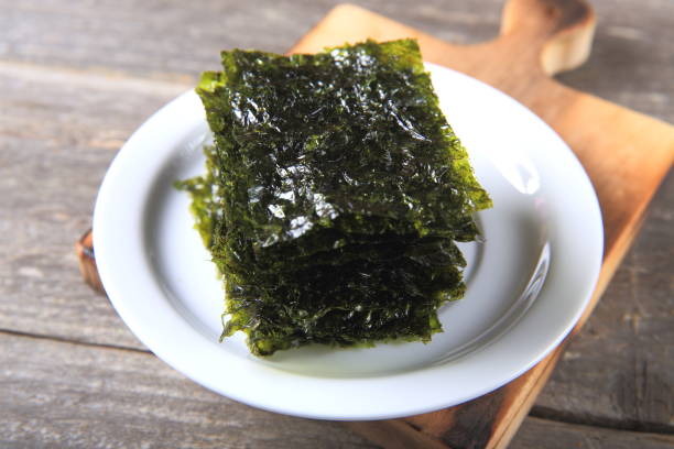 istock Dried seaweed on white plate 911153788
