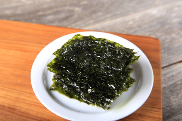 istock Dried seaweed on white plate 911153790