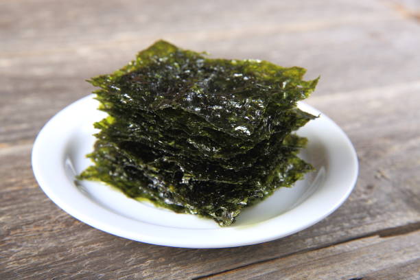istock Dried seaweed on white plate 911154094