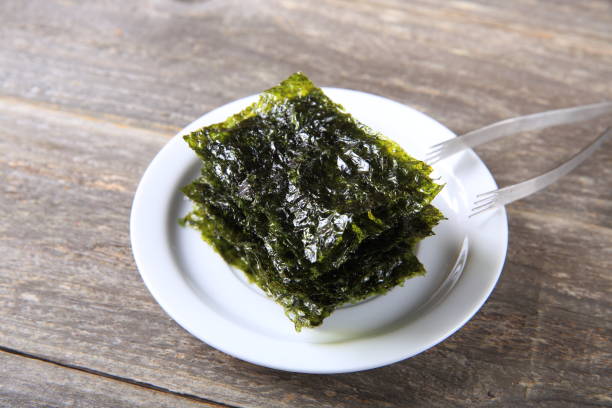 istock Dried seaweed on white plate 911158370